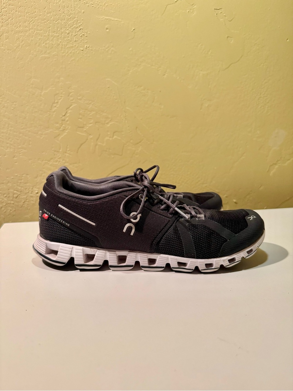 On Cloud 5 Running Men’s Athletic Shoes in Black and White Size 7.5 Women's 9